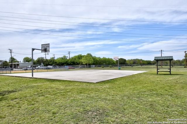 5801 WINDVALE DR, Windcrest, TX 78239