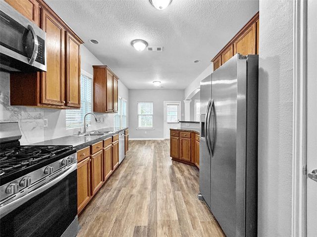 10006 Wood Leaf Court, Baytown, TX 77521