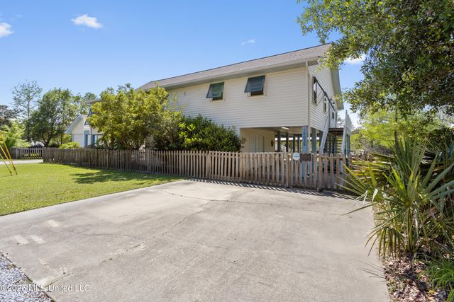10035 Avenue D, Bay Saint Louis, MS 39520