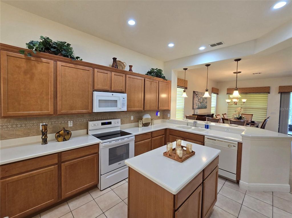 Image 8 of property listing at 280 INDIAN WELLS AVENUE, Kissimmee, FL 34759