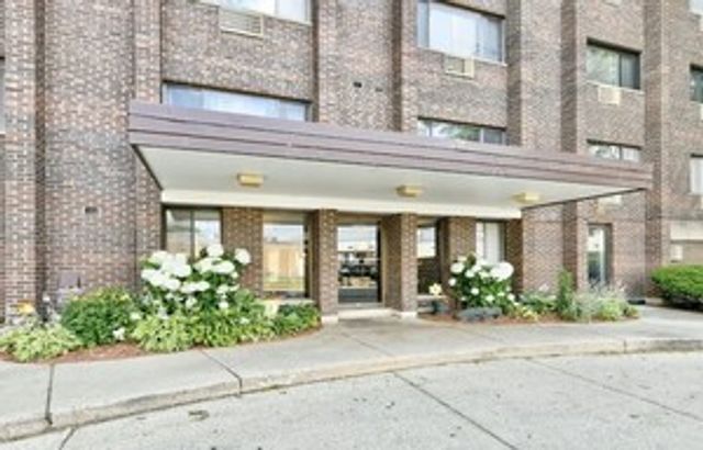 4624 N Commons Drive 111, Chicago, IL 60656