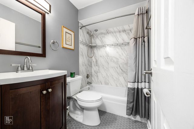 4624 N Commons Drive 111, Chicago, IL 60656