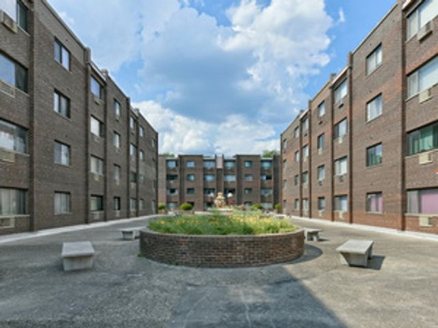 4624 N Commons Drive 111, Chicago, IL 60656