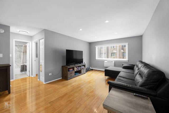 4624 N Commons Drive 111, Chicago, IL 60656