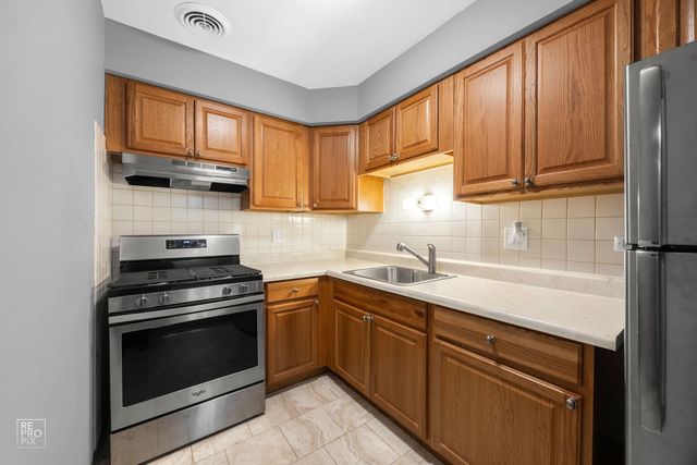 4624 N Commons Drive 111, Chicago, IL 60656