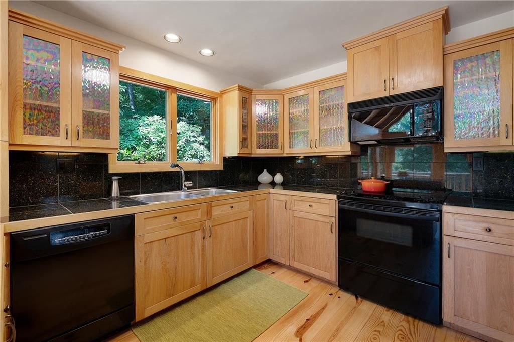 Image 14 of property listing at 464 Poole Road, Ball Ground, GA 30107
