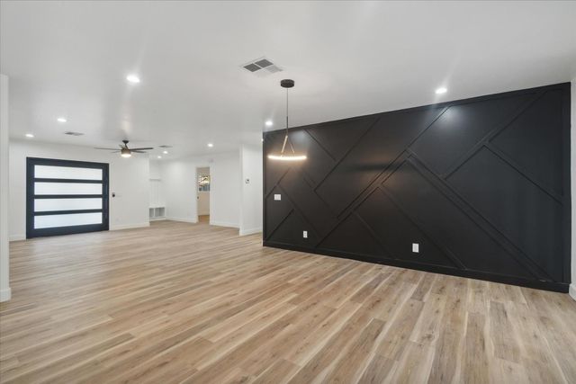 8525 E Clarendon Avenue, Scottsdale, AZ 85251