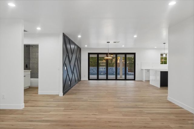 8525 E Clarendon Avenue, Scottsdale, AZ 85251