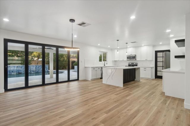 8525 E Clarendon Avenue, Scottsdale, AZ 85251