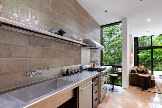 1701 33rd Avenue, Seattle, WA 98122