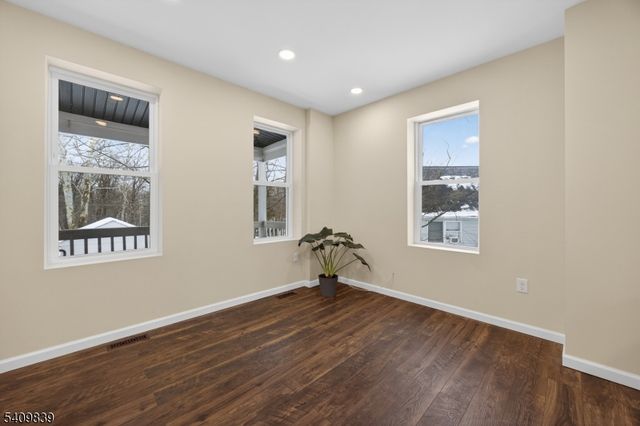 71 Wishing Well Rd, Hamburg Boro, NJ 07419