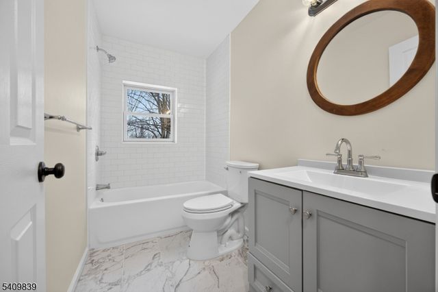 71 Wishing Well Rd, Hamburg Boro, NJ 07419