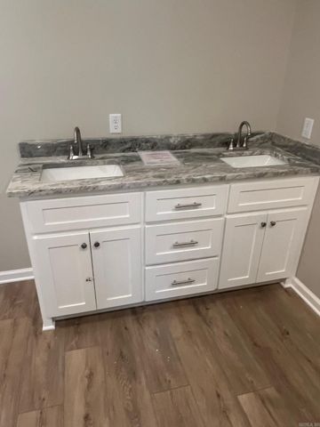 1825 Pinecroft, Benton, AR 72015