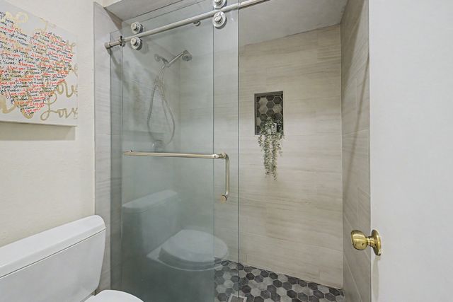 831 Creekside Drive, Lewisville, TX 75067