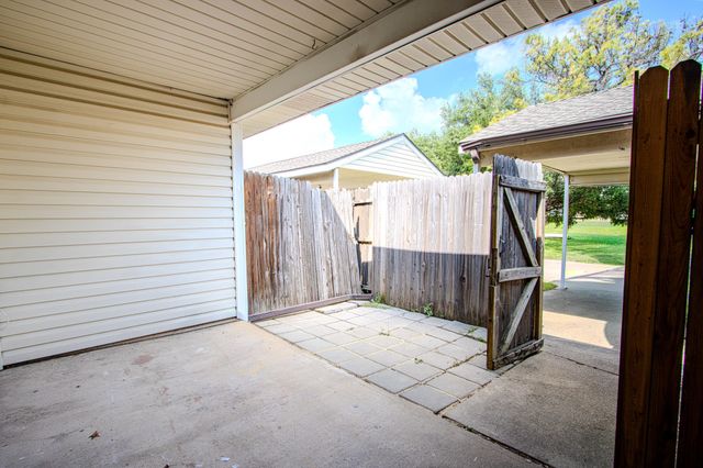 831 Creekside Drive, Lewisville, TX 75067