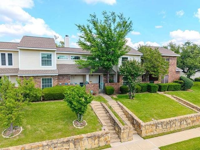 831 Creekside Drive, Lewisville, TX 75067