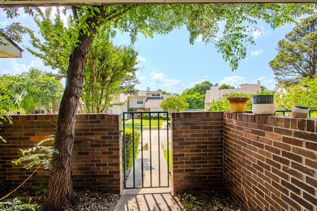 831 Creekside Drive, Lewisville, TX 75067