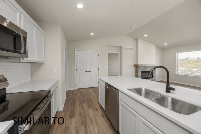 1212 Featherstone Avenue NE, Bondurant, IA 50035