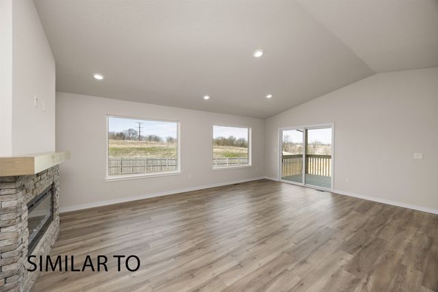 1212 Featherstone Avenue NE, Bondurant, IA 50035