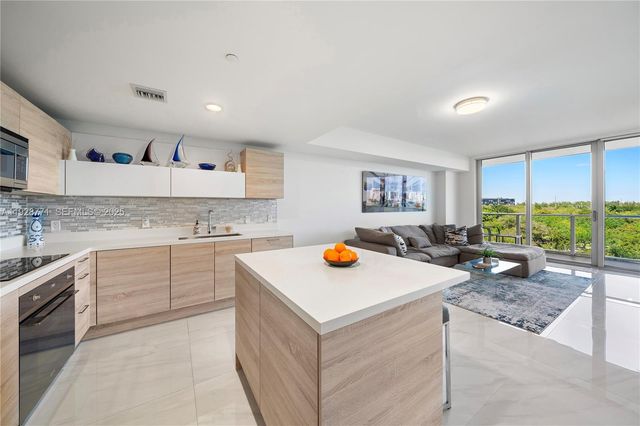 16385 Biscayne Blvd 503, North Miami Beach, FL 33160