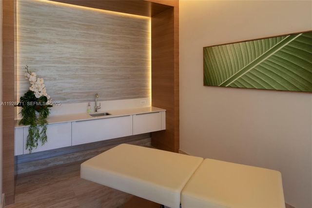 16385 Biscayne Blvd 503, North Miami Beach, FL 33160