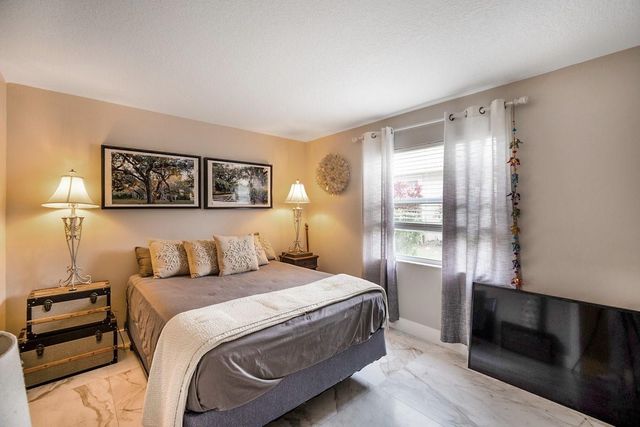 1558 Grantham Dr, Wellington, FL 33414