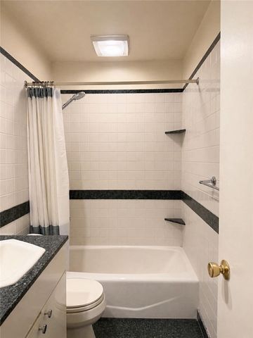 425 N Neville St 103, Oakland, PA 15213