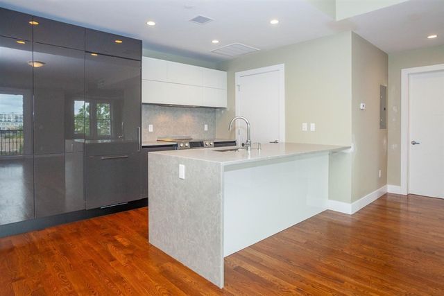 906 East 2nd 102, Boston, MA 02127