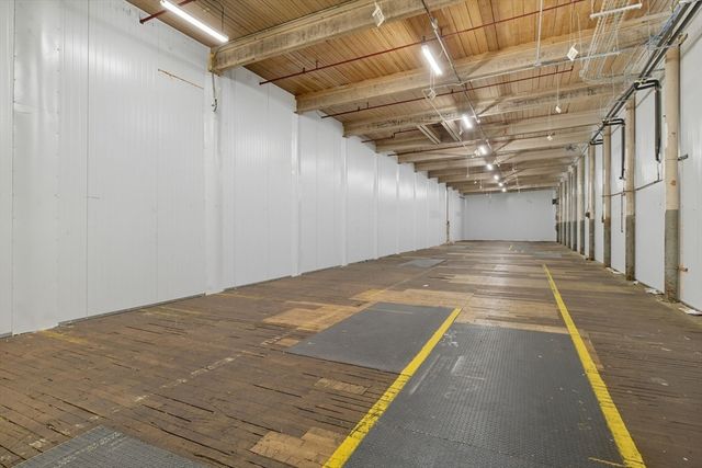 122 Pleasant St, Easthampton, MA 01027