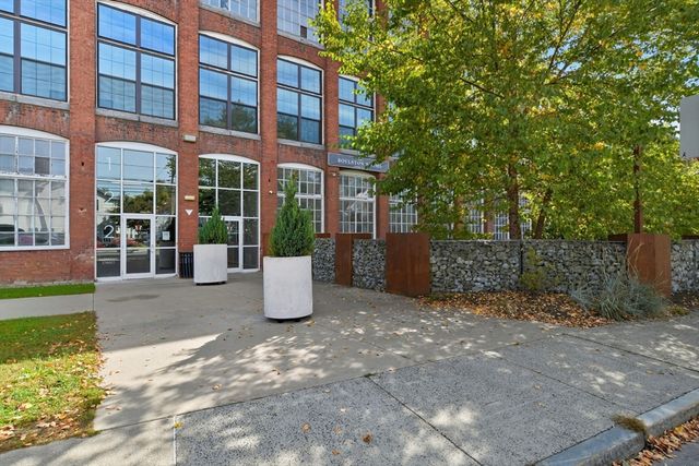 122 Pleasant St, Easthampton, MA 01027