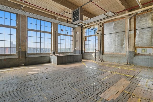 122 Pleasant St, Easthampton, MA 01027