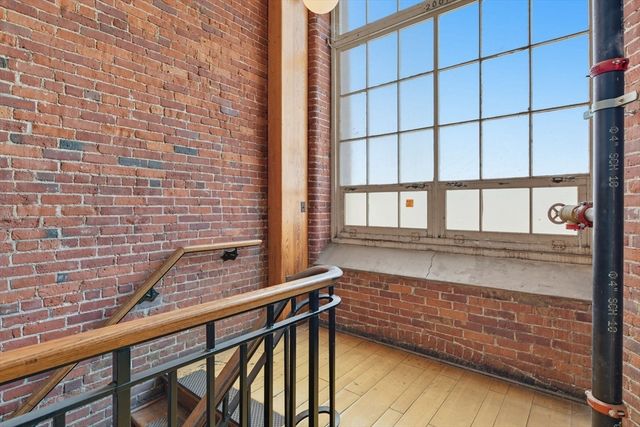 122 Pleasant St, Easthampton, MA 01027