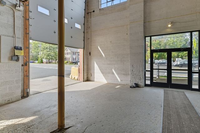 122 Pleasant St, Easthampton, MA 01027