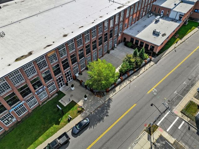 122 Pleasant St, Easthampton, MA 01027