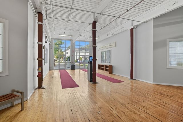 122 Pleasant St, Easthampton, MA 01027