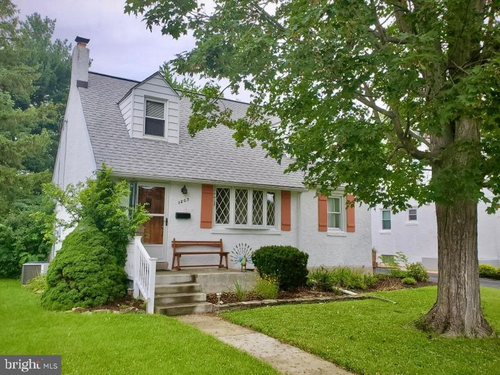 1203 VILLANOVA AVE, Folsom, PA 19033