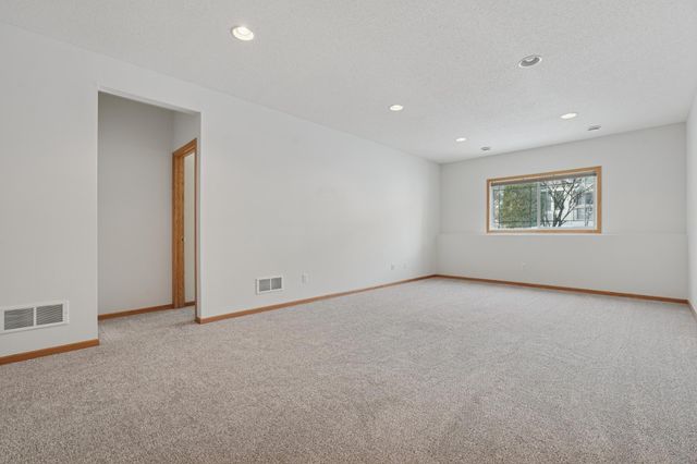 580 Sutherland Drive, Woodbury, MN 55129