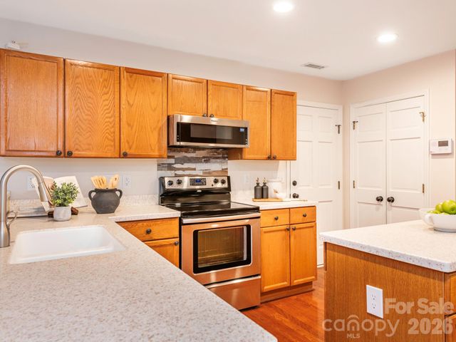 1207 Matthews Plantation Drive, Matthews, NC 28105