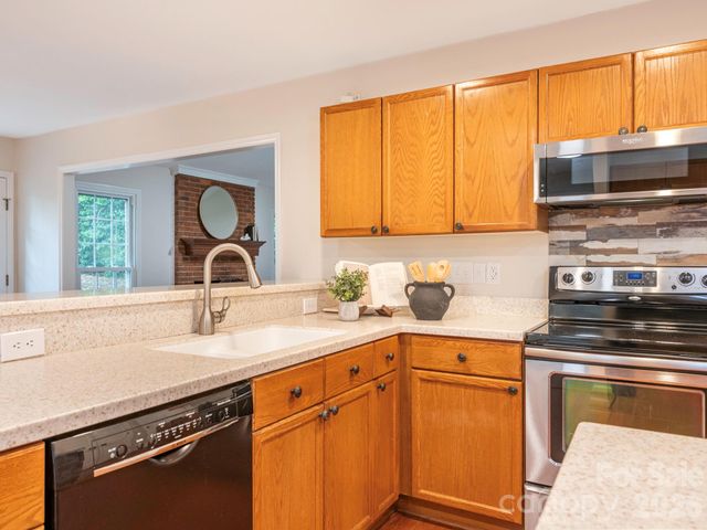 1207 Matthews Plantation Drive, Matthews, NC 28105