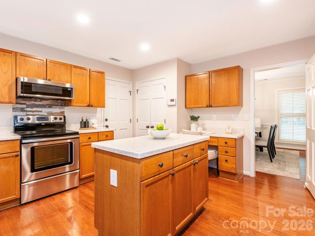 1207 Matthews Plantation Drive, Matthews, NC 28105