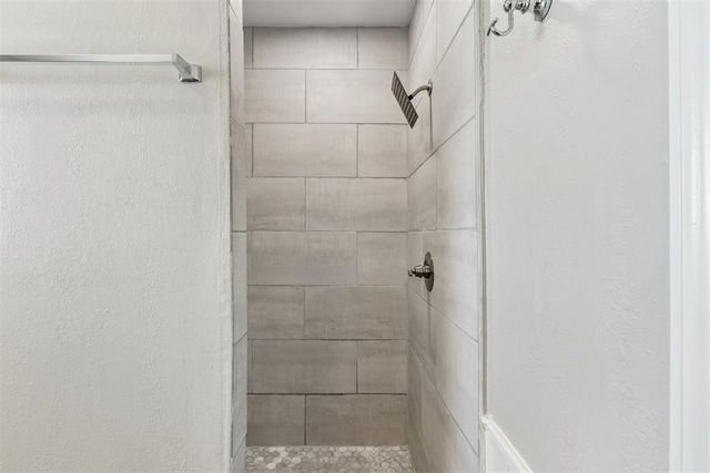 9400 Lakeshore Drive, The Village, OK 73120