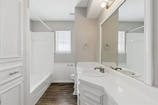 9400 Lakeshore Drive, The Village, OK 73120