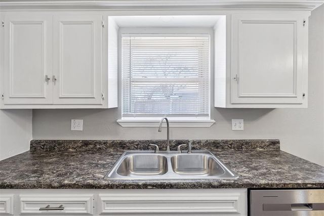 9400 Lakeshore Drive, The Village, OK 73120