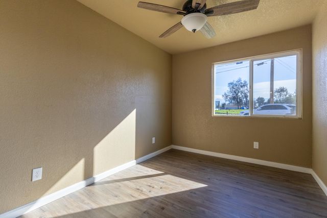 209 S Magnolia Avenue, Farmersville, CA 93223