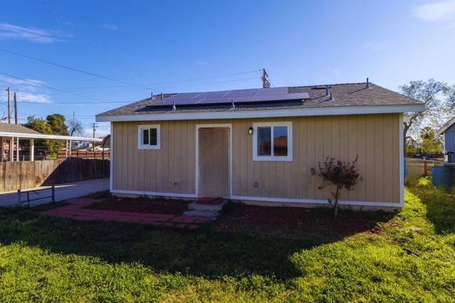 209 S Magnolia Avenue, Farmersville, CA 93223