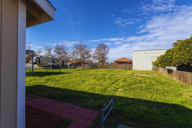 209 S Magnolia Avenue, Farmersville, CA 93223