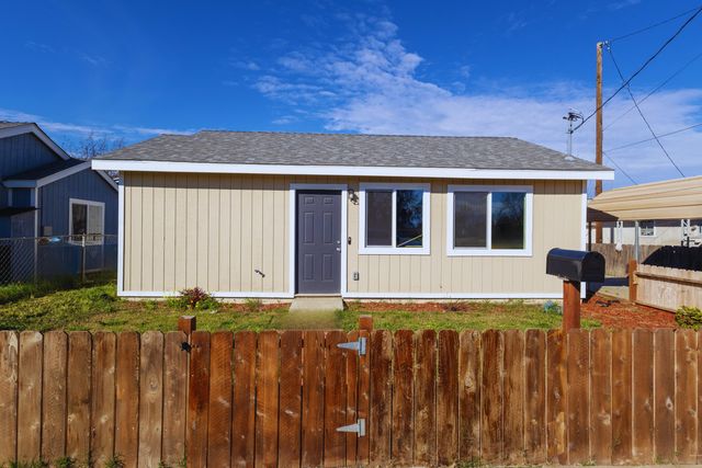 209 S Magnolia Avenue, Farmersville, CA 93223