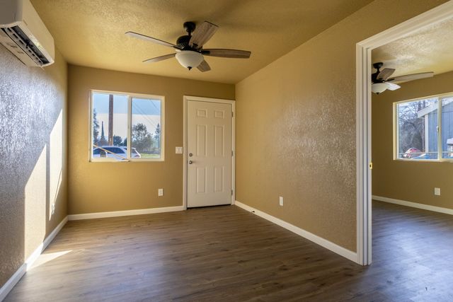 209 S Magnolia Avenue, Farmersville, CA 93223