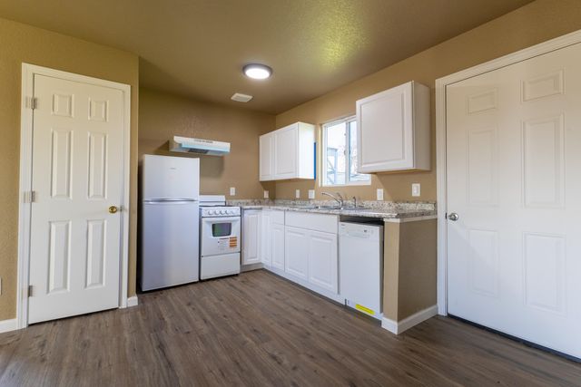 209 S Magnolia Avenue, Farmersville, CA 93223