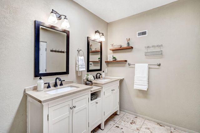 933 Avenida Estrellita NE, Albuquerque, NM 87110